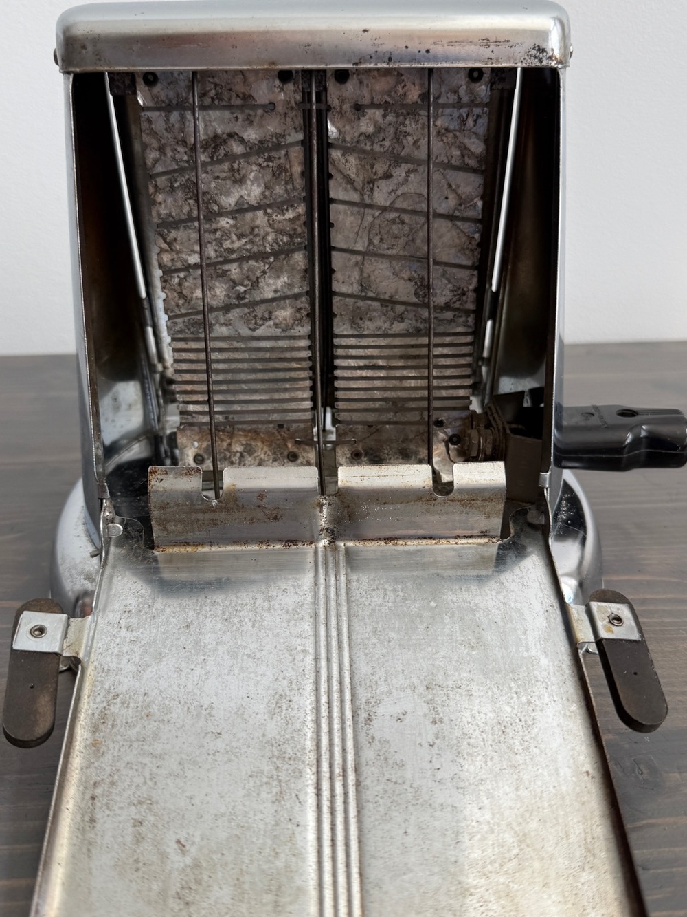 Antique metal plug in toaster
The Brock Snyder MFG Co.
Grimsby, Ont. - Picture 10 of 17